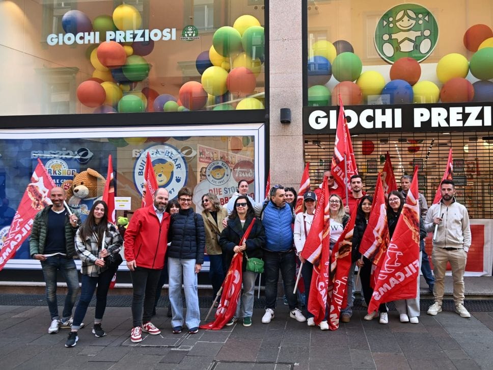 Giochi Preziosi, tutti i lavoratori del negozio di Bergamo in sciopero. Store chiuso - Foto e video