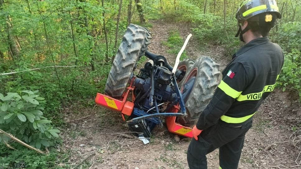 Si ribalta col trattore a Villa d’Almè, ferito un 29enne: soccorso dagli amici