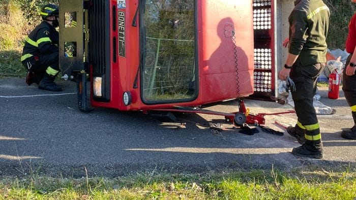 si ribalta con il suo furgone a tavernola soccorso con l8217elicottero