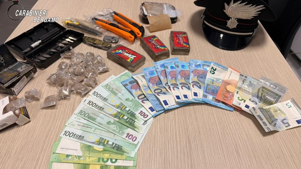 Stezzano, spaccio nel parco: arrestato 22enne con 350 grammi di hashish