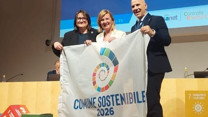 https://storage.ecodibergamo.it/media/photologue/2026/4/8/photos/cache/bergamo-ottiene-la-bandiera-dei-comuni-sostenibili-premiate-le-politiche-green_261d0252-337e-11f1-8f3d-ec617c95b9ac_1920_1080_v3_large_16_9.jpeg