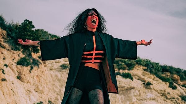 Dalila Kayros presenta a Bergamo il suo nuovo album: «Un’altra realtà è possibile»