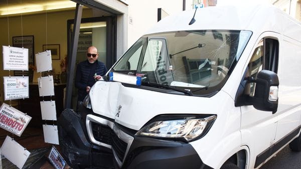Panico in centro a Seriate,  furgone sfonda la vetrina di un’agenzia immobiliare: «Danni per decine di migliaia di euro»  -Foto