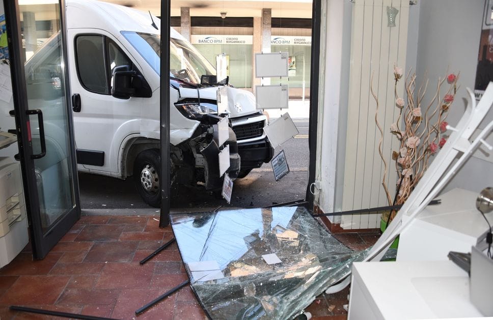 Panico in centro a Seriate,  furgone sfonda la vetrina di un’agenzia immobiliare: «Danni per decine di migliaia di euro»  -Foto