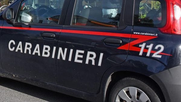 Castione della Presolana, aggredisce convivente e due dipendenti di un bar: arrestato 27enne