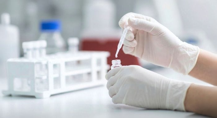 I guanti da laboratorio possono falsare gli studi sulle microplastiche