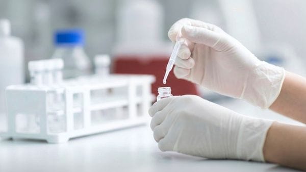 I guanti da laboratorio possono falsare gli studi sulle microplastiche