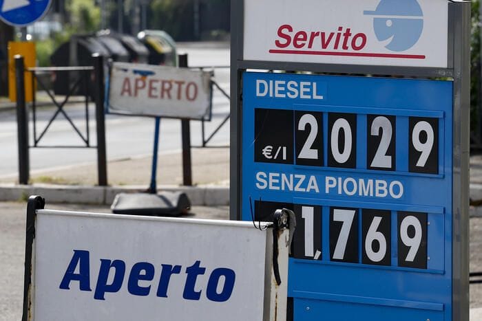 Mimit a compagnie petrolifere, 'abbassate i prezzi se il petrolio scende'