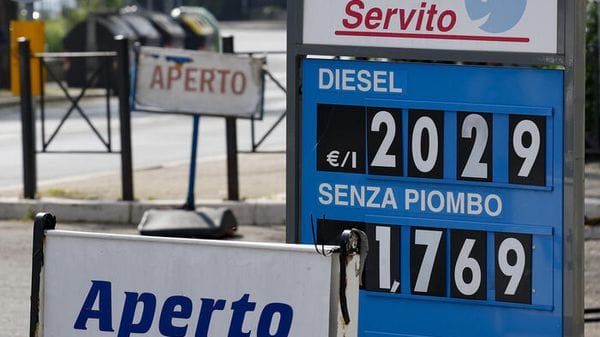 Mimit a compagnie petrolifere, 'abbassate i prezzi se il petrolio scende'