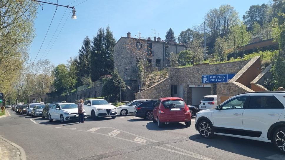 Pasquetta in Città Alta: multe alle auto in coda oltre i 30 minuti limite