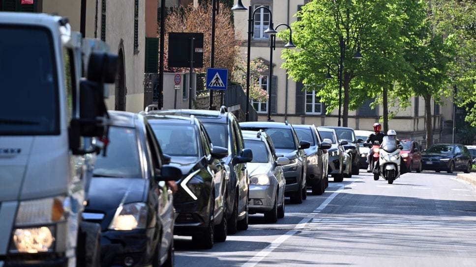 Pasquetta in Città Alta: multe alle auto in coda oltre i 30 minuti limite