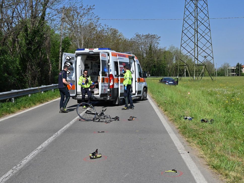 Tre ciclisti investiti a Treviglio: è morto il 34enne, feriti papà e zio. Automobilista positivo all’alcoltest - Foto e video