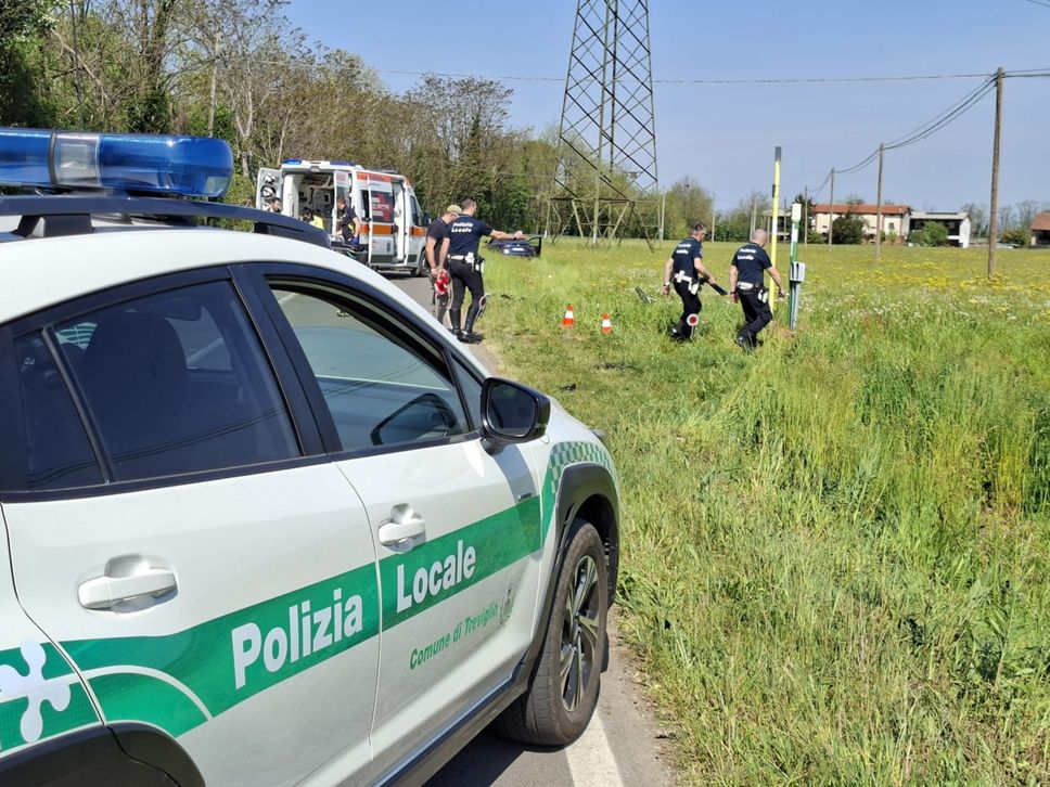 Tre ciclisti investiti a Treviglio: è morto il 34enne, feriti papà e zio. Automobilista positivo all’alcoltest - Foto e video