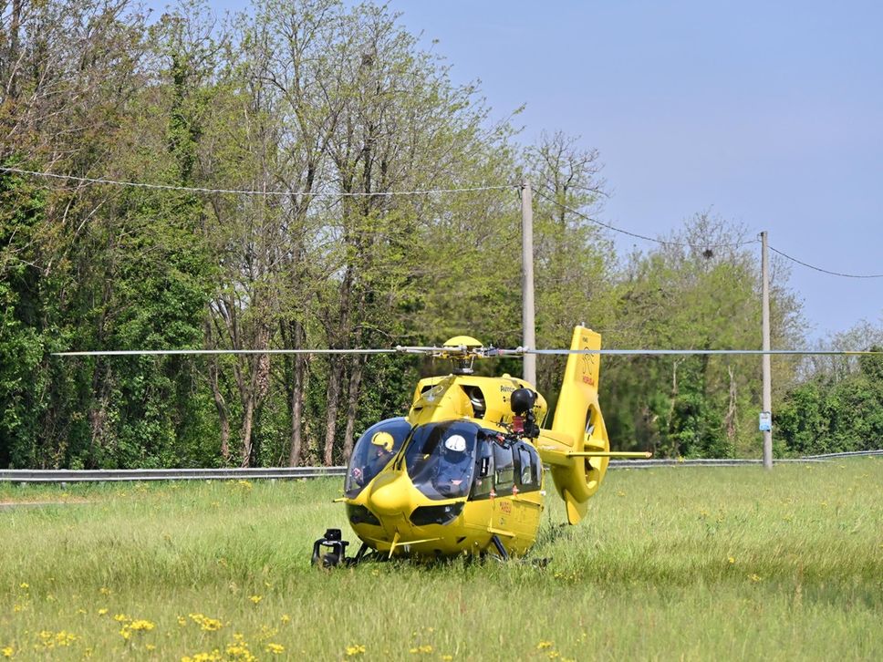Tre ciclisti investiti a Treviglio: è morto il 34enne, feriti papà e zio. Automobilista positivo all’alcoltest - Foto e video