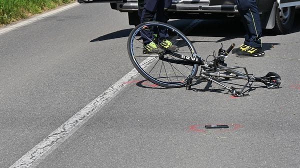 Tre ciclisti investiti a Treviglio: è morto il 34enne, feriti papà e zio. Automobilista positivo all’alcoltest - Foto e video