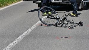 Tre ciclisti investiti a Treviglio: è morto il 34enne, feriti papà e zio. Automobilista positivo all’alcoltest - Foto e video