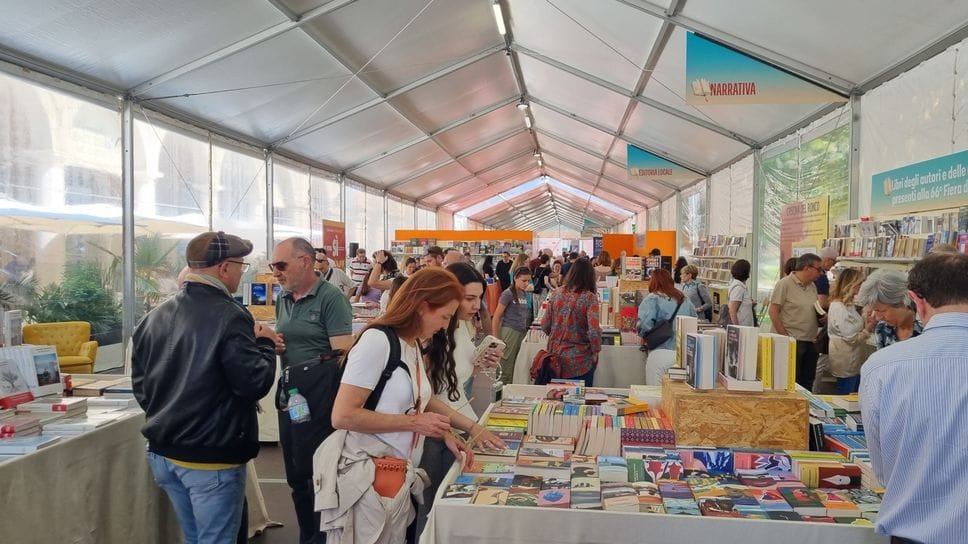 La «Fiera dei librai» sul Sentierone allo sprint finale: ecco gli appuntamenti del fine settimana