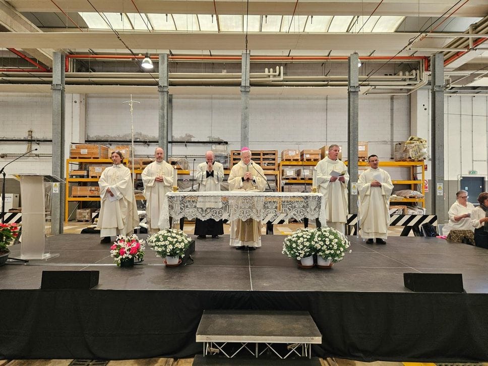 La Messa del Vescovo nel magazzino Teb: «L’Eucaristia fa memoria dei morti sul lavoro, degli invalidi,  dei precari e degli sfruttati»