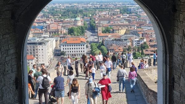 Primo Maggio: ressa in Città Alta, musei pieni e code alla funicolare. Musica e pic-nic nelle valli