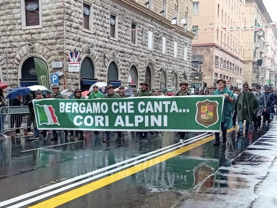 Alpini a Genova, la grande festa dei 7mila bergamaschi - Foto e video