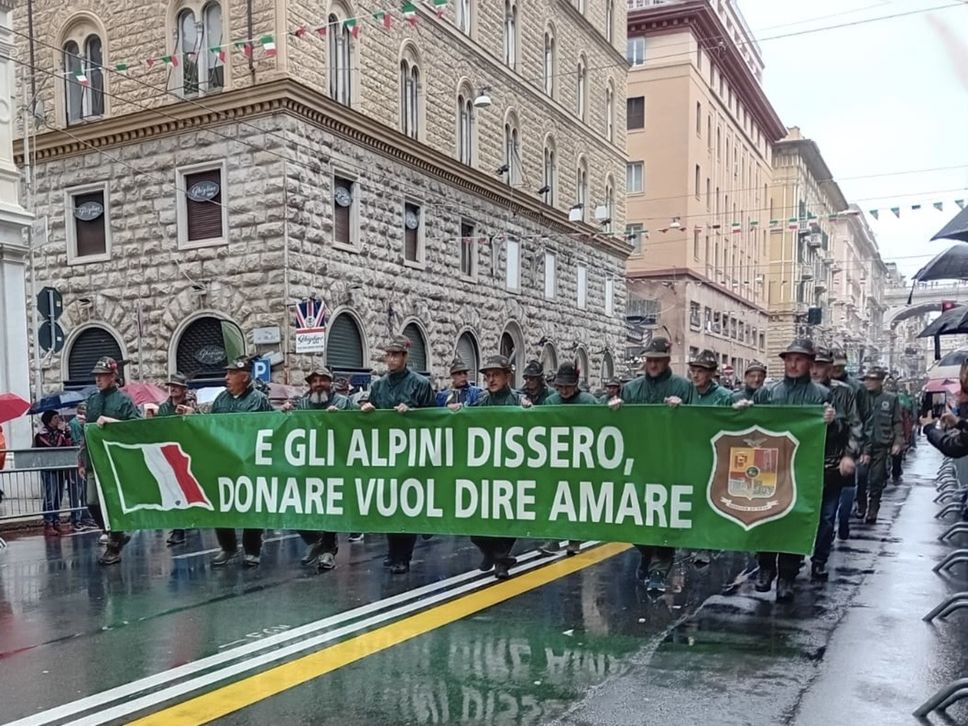 Alpini a Genova, la grande festa dei 7mila bergamaschi - Foto e video