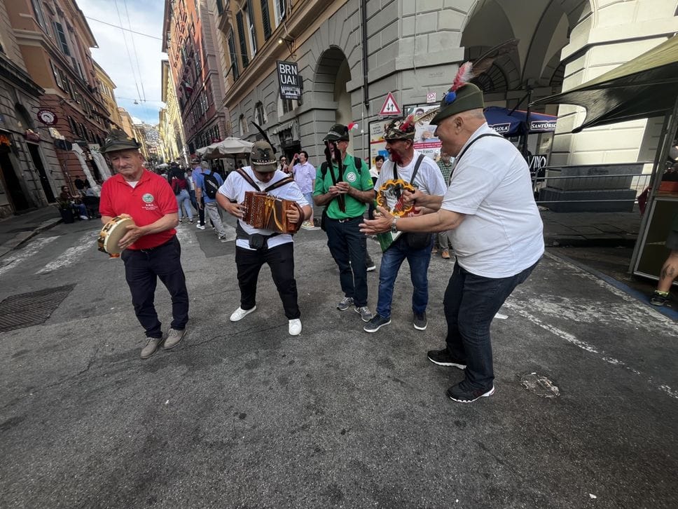 «Alpini, qui a Genova accoglienza calorosa. Bergamo protagonista» - Foto e video