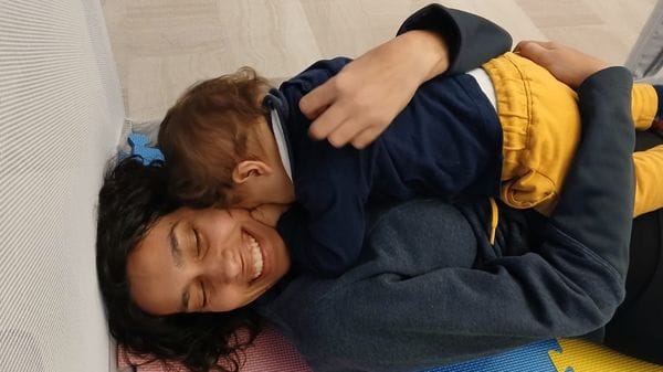 La tenacia discreta di una madre dona e riempie la vita oltre la sclerosi multipla
