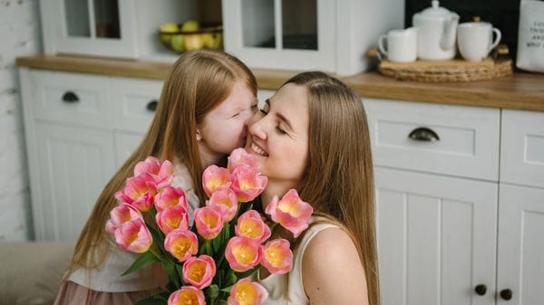 Le canzoni per la festa della mamma, una playlist tra tenerezza, nostalgia e gratitudine