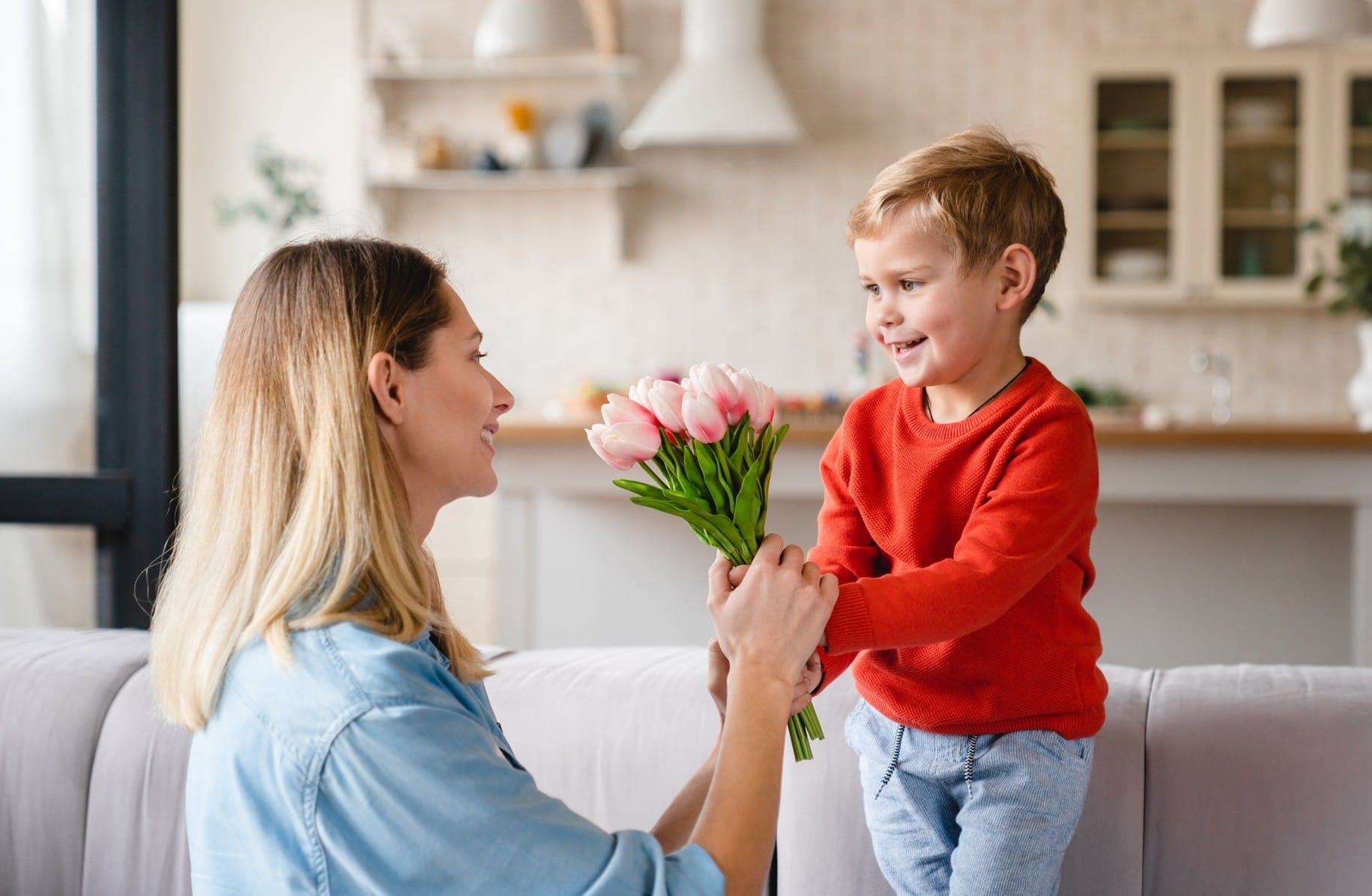 Le canzoni per la festa della mamma, una playlist tra tenerezza, nostalgia e gratitudine