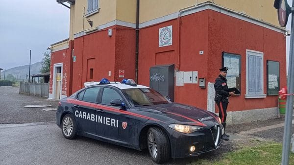 Rissa sul treno Iseo-Brescia: otto giovani denunciati. Coinvolti sei bergamaschi