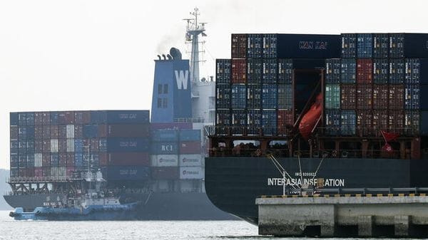 A Hormuz calano dell'89% transiti, merci ferme per 23,7 miliardi dollari