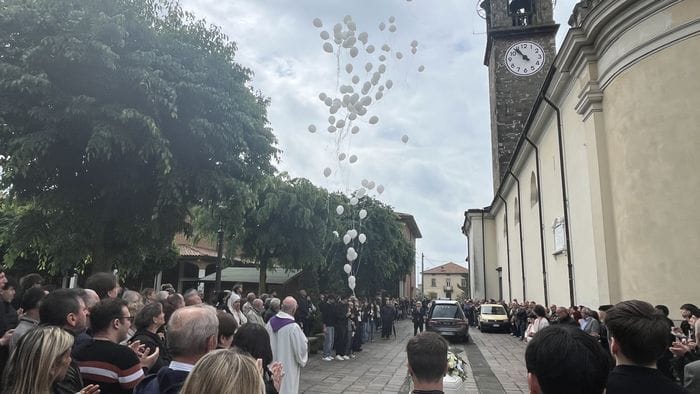 ciao nico sei un angelo del paradiso palloncini bianchi a tagliuno per l8217addio a nicola