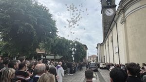 «Ciao Nico, sei un angelo del Paradiso». Palloncini bianchi a Tagliuno per l’addio a Nicola