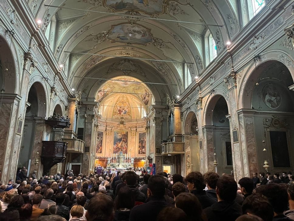 «Ciao Nico, sei un angelo del Paradiso». Palloncini bianchi a Tagliuno per l’addio a Nicola