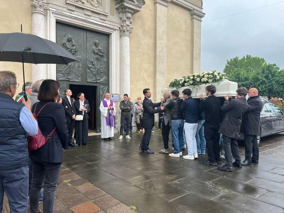 «Ciao Nico, sei un angelo del Paradiso». Palloncini bianchi a Tagliuno per l’addio a Nicola