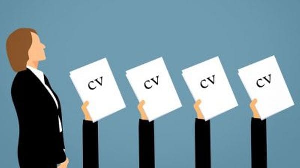 Gen Z, selezione lenta: costo reale, alla fine il giovane se ne va altrove
