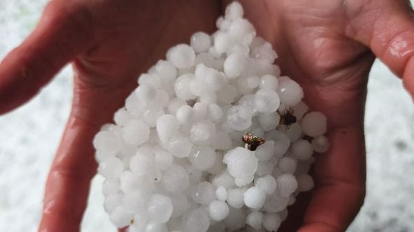 Grandine in Bergamasca e forti temporali, martedì torna il sole con il vento - Foto e video