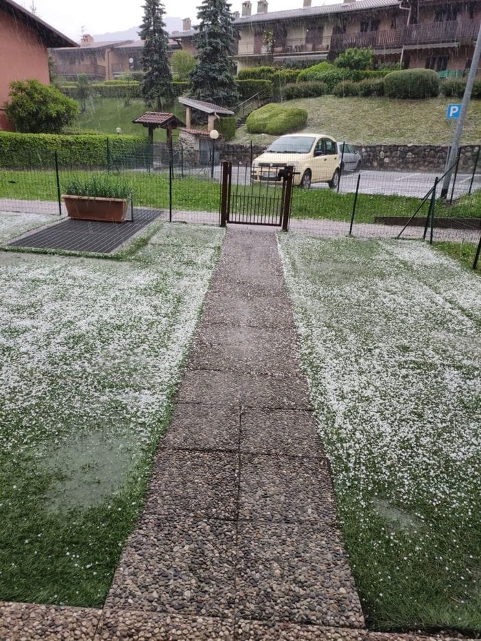 Grandine in Bergamasca e forti temporali, martedì torna il sole - Foto e video