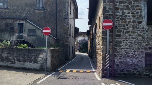 Villa d’Adda, i residenti di via Robasacchi protestano per il senso unico