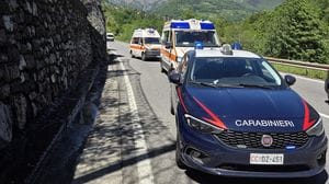 Ponte Nossa, urta un sasso sulla carreggiata e cade coinvolgendo anche un altro ciclista: feriti