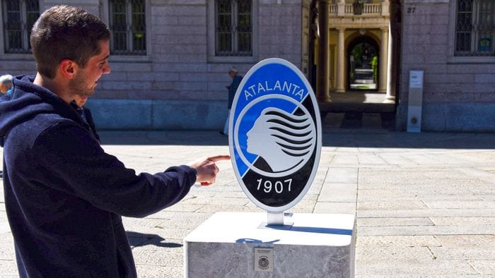 Atalanta,  Bergamo si colora di installazioni nerazzurre nell’attesa del nuovo logo