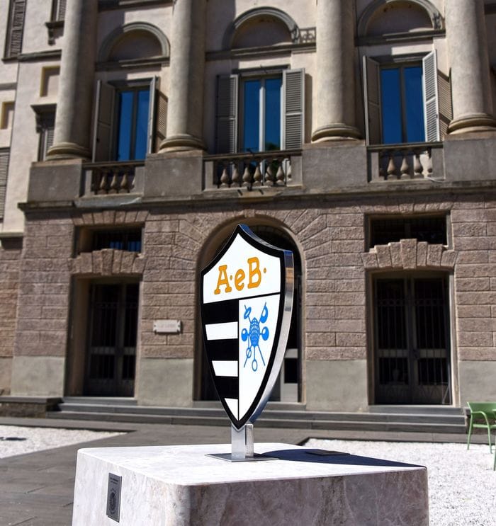 Atalanta,  Bergamo si colora di installazioni nerazzurre nell’attesa del nuovo logo