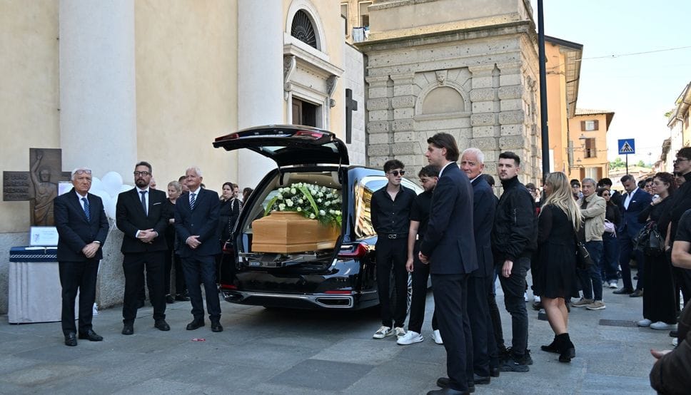 Fiori e palloncini bianchi per l’addio a Alin