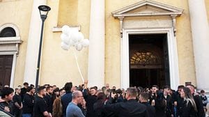 Fiori e palloncini bianchi per l’addio a Alin