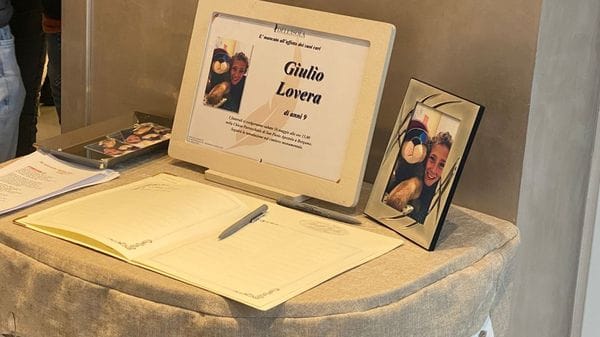 Folla e commozione alla veglia per Giulio, morto a 9 anni. Il Vescovo: «Preghiamo per lui e per la sua famiglia». Sabato i funerali, fiori e lumini in piazza Risorgimento