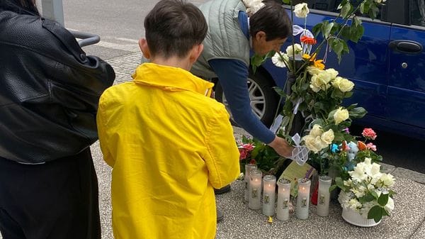 Giulio, morto a 9 anni. Il Vescovo: «Preghiamo per lui e per la sua famiglia». Sabato i funerali, fiori e lumini in piazza Risorgimento