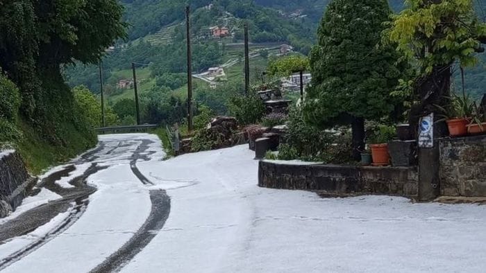 https://storage.ecodibergamo.it/media/photologue/2026/5/14/photos/cache/grandine-e-neve-sulle-orobie-il-maltempo-paralizza-le-valli-bergamasche-foto_41fea34e-4fa4-11f1-8a17-05a528923769_1920_1080_v3_large_16_9.jpeg