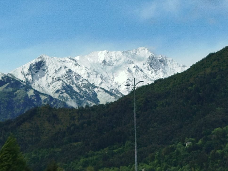 Grandine e neve sulle Orobie: il maltempo paralizza le valli bergamasche. Le previsioni parlano di pioggia - Foto e video