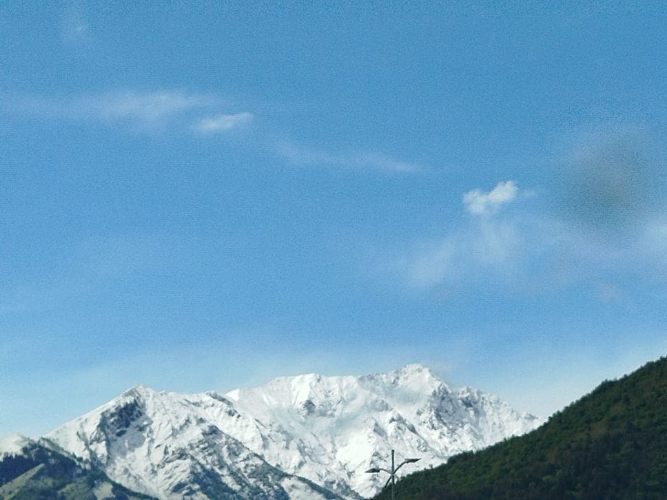 Grandine e neve sulle Orobie: il maltempo paralizza le valli bergamasche. Le previsioni parlano di pioggia - Foto e video