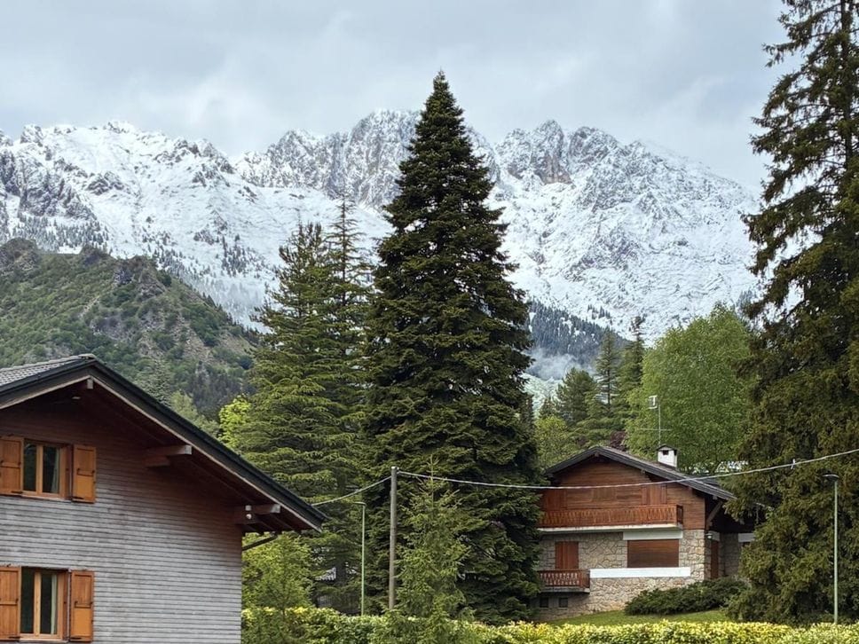 Grandine e neve sulle Orobie: il maltempo paralizza le valli bergamasche. Le previsioni parlano di pioggia - Foto e video